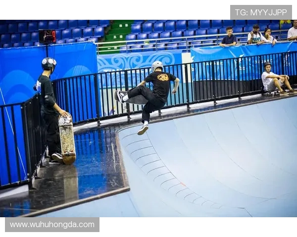 滑板灵活性大比拼成都滑板队勇夺第一名展现超强实力