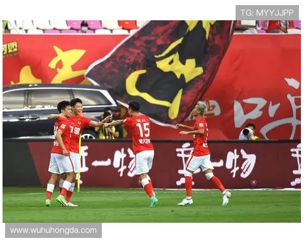 广州足球队团队协作的成功之道与战术分析探讨